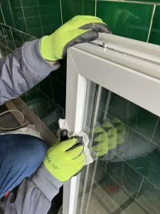 Műanyag ablak ajtó tisztítása, esztétikai felújítása profi módon