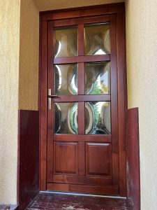 Fa bejárati ajtócsere cseresznye színben
